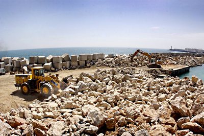 En otoño de 2011, cuando se espera que termine esta primera fas, el puerto estará listo para la verdadera ampliación que supondrá un crecimiento de 1,5 millones de metros cuadrados de superficie.