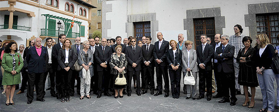 Ciudadanos y diversas autoridades han secundado los cinco minutos de silencio por la última vícitma de ETA celebrados en Arrigorriaga