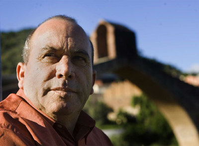 Ahmed Tommouhi, delante del puente del Diable de Martorell (Barcelona) en 2006