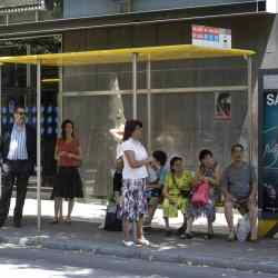 La huelga de autobuses de Barcelona coge desprevenidos a algunos pasajeros.