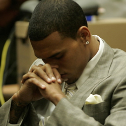 Chris Brown se declara culpable de golpear a Rihanna