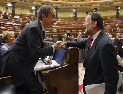 Mariano Rajoy se ha acercado al escaño de José Luis Rodríguez Zapatero a interesarse por su incidente con el avión oficial al regreso desde África.
