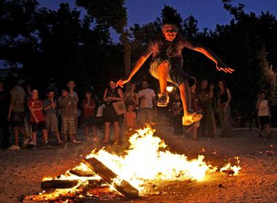 Trece heridos leves y uno grave al saltar las hogueras de San Juan en Madrid
