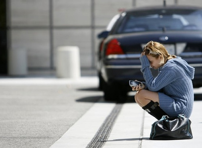 Los fans de Michael Jackson sufren por la noticia de su muerte en las afueras del hospital UCLA.