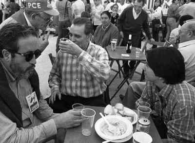 Julio Anguita y Rosa Aguilar, durante la fiesta del Partido Comunista de Andalucía de 1997, en el mismo recinto que acogerá la del PCE de 2009.