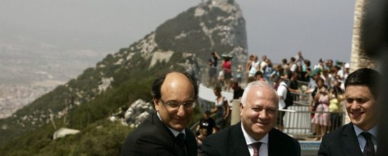 Moratinos, Caruana y Miliband posan en el balcón  Top of the Rock  (La cima de la Roca).