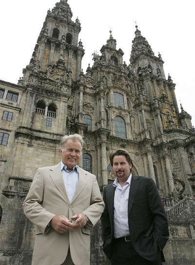 El actor Martin Sheen junto a su hijo el director Emilio Estévez delante de la catedral de Santiago.
