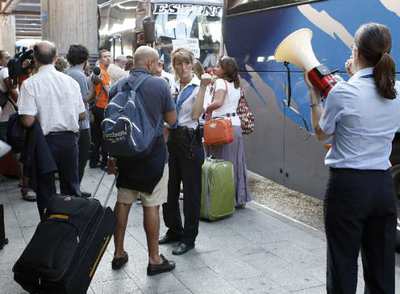 Personal del AVE informa a los viajeros que debían viajar entre Madrid y Sevilla Málaga y están afectados por el corte del servicio