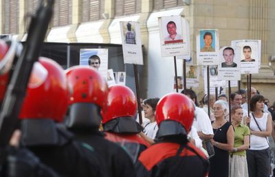 Agentes de la Ertzaintza impiden una manifestación prohibida a favor de los presos de ETA.