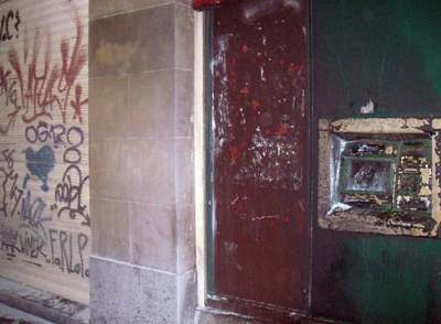 Imagen de un cajero quemado por radicales en Bilbao