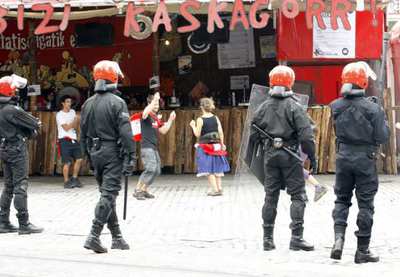 Agentes de la Ertzaintza entran en el recinto festivo de Bilbao en busca de carteles de presos de ETA.
