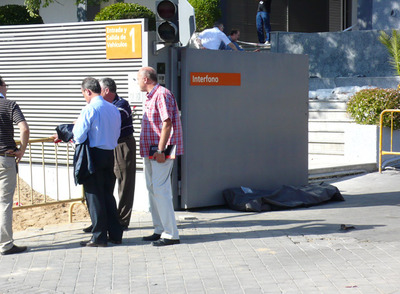 El cadáver del obrero peruano yace a la entrada del polígono industrial de Alcobendas.