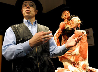 El médico alemán Gunther von Hagens, con su escultura  The Sitting Act , que muestra una pareja manteniendo relaciones sexuales.