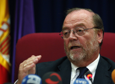 El alcalde de Pozuelo, Gonzalo Aguado, anuncia en rueda de prensa que prohibirá el  botellón  en las fiestas del municipio.