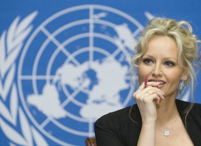 Adriana Karembeu, embajadora de buena voluntad de la Cruz Roja, durante una rueda de prensa por el Día Mundial de los Primeros Auxilios en la sede de Naciones Unidas en Ginebra (Suiza)