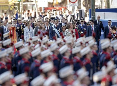 FOTOGALERIA: La Familia Real y Zapatero llegan al desfile de la Fiesta Nacional