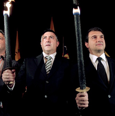 El presidente del FC Barcelona Joan Laporta, acompañado del presidente de Esquerra Republicana de Cataluña de ERC Joan Puigcercós, durante la tradicional marcha de antorchas que cada madrugada del 15 de octubre organiza ERC en el Castillo de Montjuic para recordar al ex presidente de la Generalitat republicana Lluís Companys fusilado en ese lugar hace 69 años.
