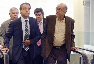 Fèlix Millet, en primera línea, junto a su abogado, Pau Molins, y detrás de éste, Jordi Montull, en a la Ciudad de la Justicia de Barcelona para declarar por el caso Palau.