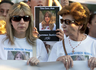 Eva Casanueva y Teresa Núñez, madre y abuela de la joven, en una manifestación el pasado lunes.