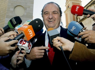 El presidente provincial del PP en Alicante, José Joaquín Ripoll, responde a los periodistas, ayer, antes del comité ejecutivo regional.