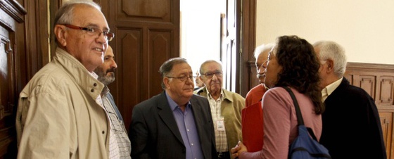 Miembros de la Comisión Cívica para la Recuperación de la Memoria Histórica, ante la sala del pleno de la Diputación de Alicante.