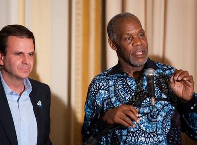 El actor habla con el alcalde de Rio de Janeiro Eduardo Paes.