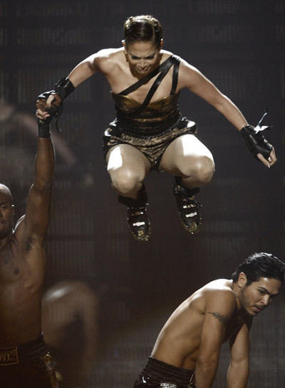 La cantante durante su actuación en los premios, justo antes de la caída