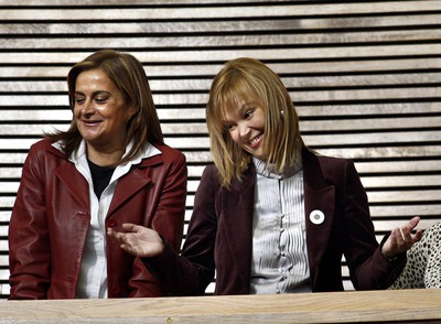 La secretaria de Organización del PSOE, Leire Pajín, esta mañana, en la tribuna de las Cortes Valencianas junto a la portavoz socialista en el Senado, Carmela Silva.