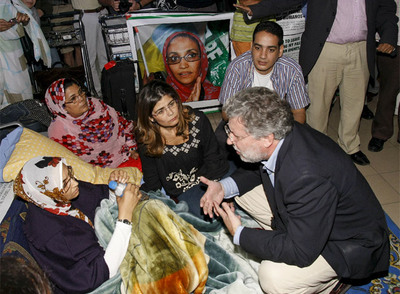 El director del gabinete del ministerio de Exteriores, Agustín Sosa, conversa con la activista y su abogada en el aeropuerto de Lanzarote.