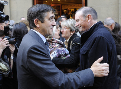 López e Ibarretxe, en el acto a favor de las víctimas del terrorismo.