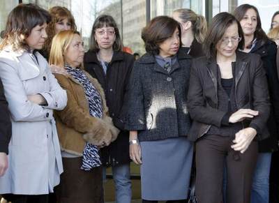 La presidenta del TSJC Maria Eugenia Alegret junto a la consejera de Justicia Montserrat Tura en la concentración convocada ante la sede de la Ciudad de la Justicia de Barcelona donde trabaja una de las cooperantes Alicia Gámez secuestrada en Mauritania.