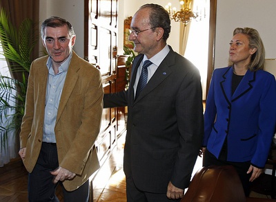 Manuel Marmolejo, a la izquierda, con Francisco de la Torre, alcalde de Málaga, y Carolina España, portavoz del PP, tras hacer efectiva la renuncia a su acta de concejal en el Ayuntamiento.