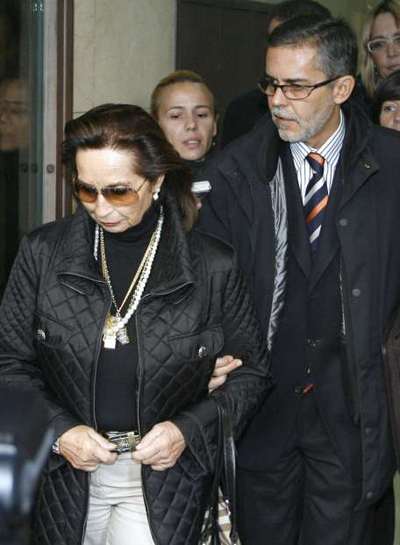 La esposa del consejero de CiU Macià Alavedra, Doris Malfeito, a su salida de la Audiencia Nacional tras prestar declaración ante el juez Garzón.