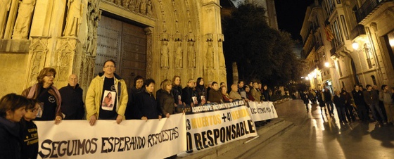 Familiares y víctimas del accidente de metro se han concentrado en la plaza de la Virgen de Valencia para exigir respuestas por la tragedia.