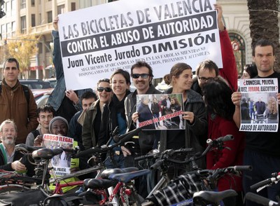 Los participantes en la protesta por la retirada de bicis, esta mañana ante el Ayuntamiento de Valencia.