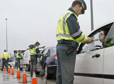 La DGT ha puesto hoy en marcha una campaña de intensificación de controles de alcoholemia que se desarrollará entre hoy el próximo día 20.