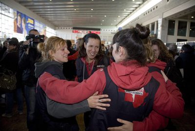 Los 38 cooperantes y compañeros de los tres secuestrados en Mauritania a su llegada al aeropuerto de Barcelona.