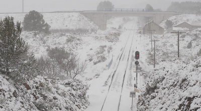 La nieve afectó a las comunicaciones por ferrocarril. En la imagen la línea Sagunto Teruel a su paso por el puerto de El Ragudo.