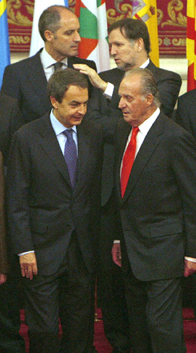 El Rey conversa con Rodríguez Zapatero, delante de Francisco Camps y Marcelino Iglesias.