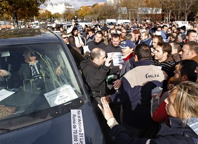 Un grupo de manifestantes increpa al conductor de una furgoneta de transporte que participaba en la marcha.