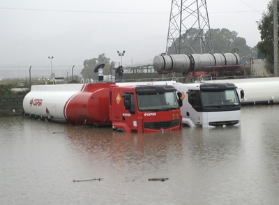 Inundación como consecuencia de la rotura de una pared de contención, en Motril, Granada