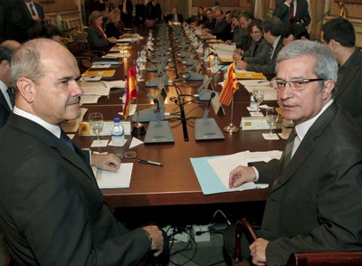 El vicepresidente tercero del Gobierno, Manuel Chaves, y el consejero de Interior y Relaciones Institucionales de la Generalitat, Joan Saura, han presidido hoy la Comisión Mixta de Transferencias en la que se aprobado el traspaso de la gestión del servicio de Cercanías de Renfe al Gobierno catalán.