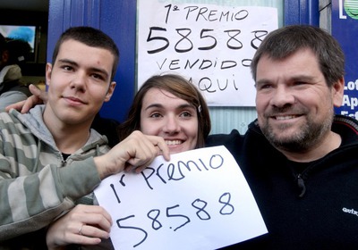 El lotero Agustí Sunyer, junto a su hija y su sobrino, celebra el haber vendido el primer premio del Sorteo Extraordinario de El Niño, el 58588 en Castelldefels.