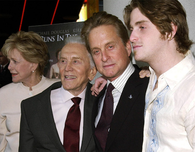 Michael Douglas con su hijo Cameron y sus padres Diana y Kirk Douglas en Nueva York en 2003.