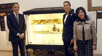 La alcaldesa de Villena, Celia Lledó, en un acto el año pasado en la ciudad con la Infanta Elena y el presidente de la Generalitat, Francisco Camps.