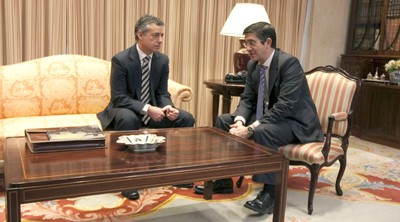 López y Urkullu, antes de comenzar su reunión en la sede de la Presidencia vasca.