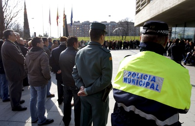 Casi un centenar de personas se congregaron ante el Ayuntamieto de Mollet del Vallés (Barcelona) en memoria del soldado de origen colombiano John Felipe Romero Meneses, fallecido en Afganistán y vecino de este municipio.