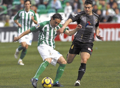 Sergio García, autor del gol del Betis, recorta ante Tiago Gomes