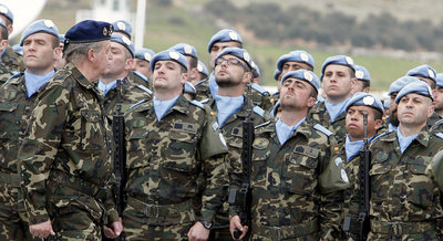 El Rey Juan Carlos pasa visita a las tropas españolas en Líbano durante su visita a la base Miguel de Cervantes