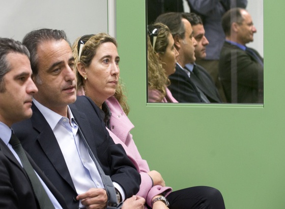 Gemma Montull, ex directora financiera del Palau de la Música, acompañada de sus abogados, durante el juicio laboral que ha visto hoy la denuncia que interpuso tras su despido. Reflejado en el espejo, el director general del Palau, Joan Llinares.